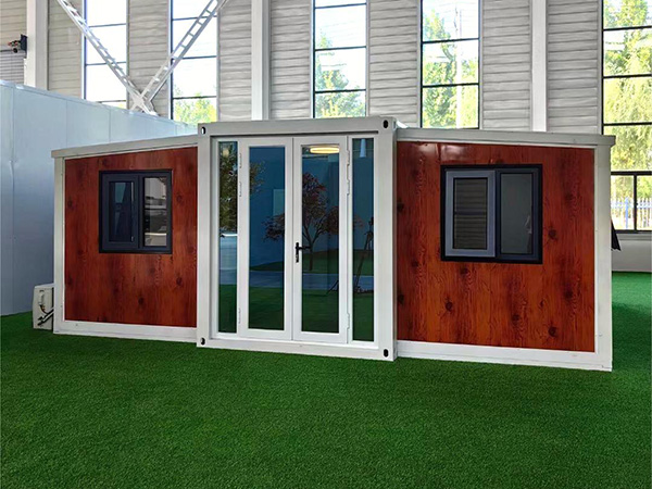 What are the requirements for the construction site of container houses?